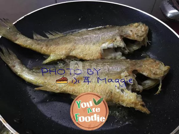 Braised yellow croaker in brown sauce