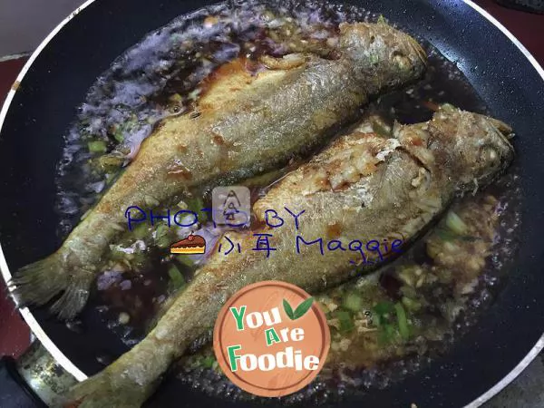 Braised yellow croaker in brown sauce