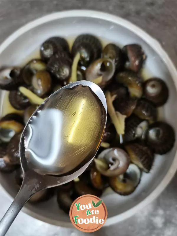 Steamed horseshoe snail with preserved vegetable juice