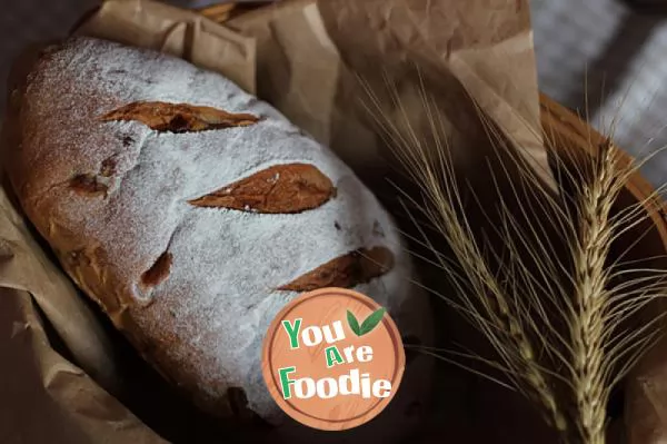 Breakfast bread with hard outside and soft inside. [whole wheat brown sugar longan bread]