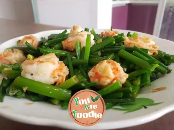 Fried shrimps with leek moss
