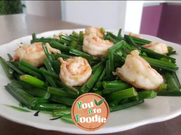 Fried shrimps with leek moss