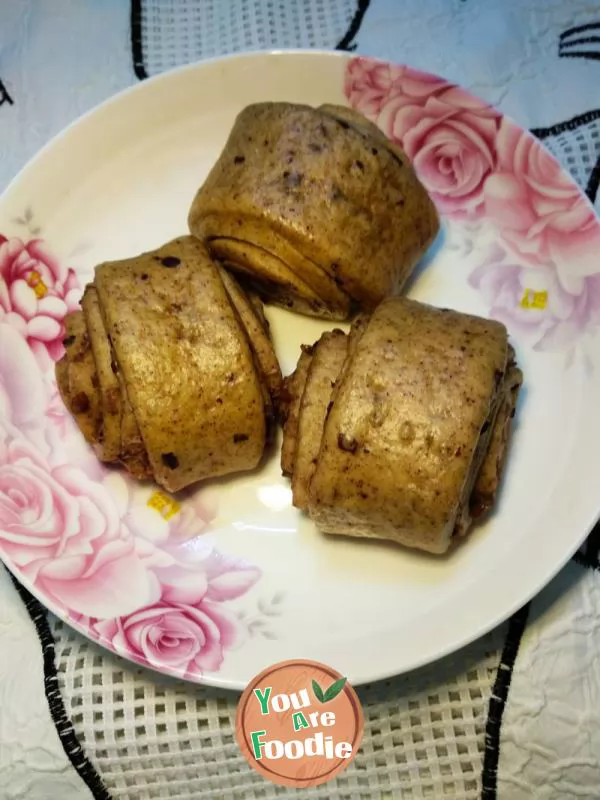 Steamed bread with red dates and black rice