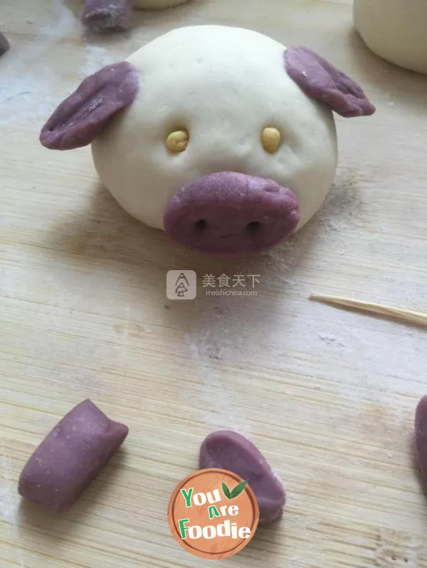 Steamed bun with pig