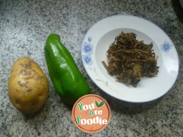 Fried potato with green pepper and plum