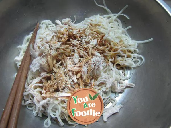 Cold noodles with shredded chicken