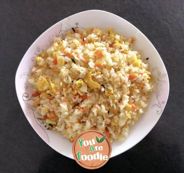 Fried-rice-with-diced-carrots-and-eggs