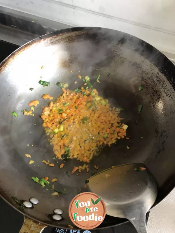 Fried rice with diced carrots and eggs