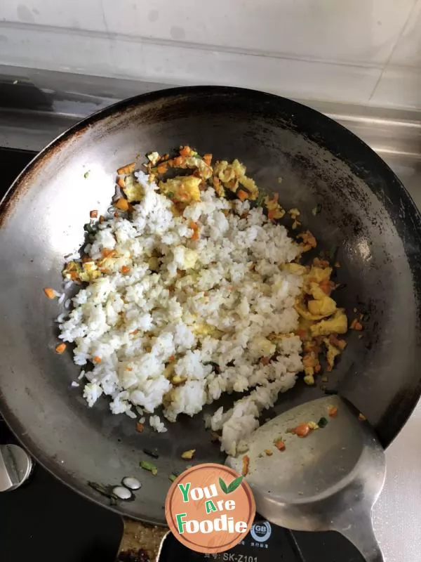 Fried rice with diced carrots and eggs