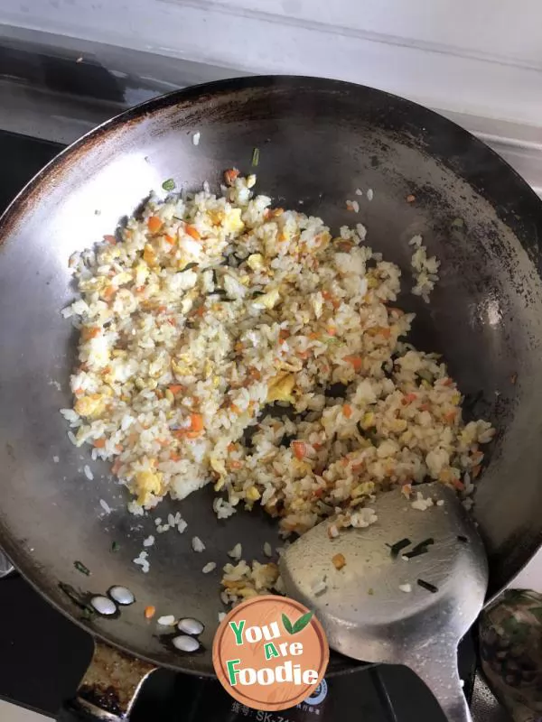 Fried rice with diced carrots and eggs