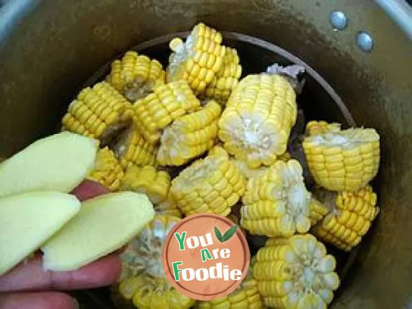 Nutritious soup for autumn ---------- [peanut, corn and ribs soup]