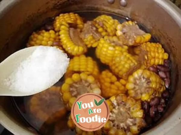 Nutritious soup for autumn ---------- [peanut, corn and ribs soup]