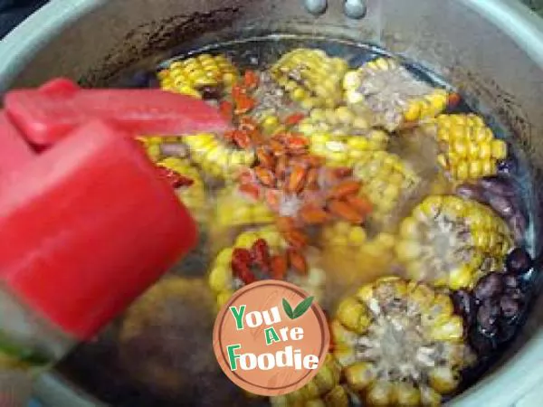 Nutritious soup for autumn ---------- [peanut, corn and ribs soup]