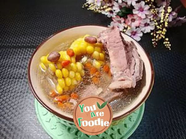 Nutritious soup for autumn ---------- [peanut, corn and ribs soup]