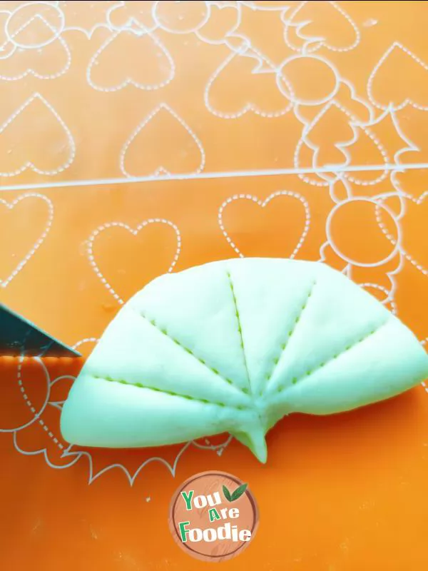 Lotus leaf clip