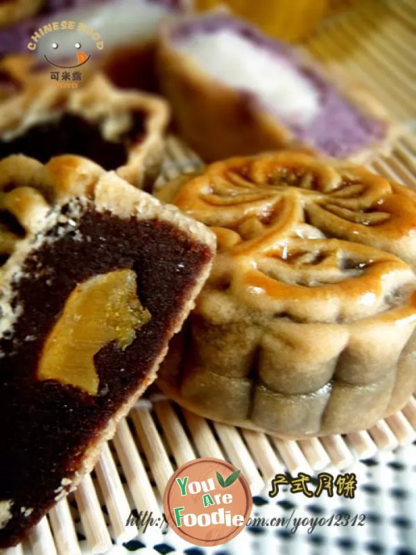 Cantonese-style-moon-cake-with-bean-paste-and-egg-yolk