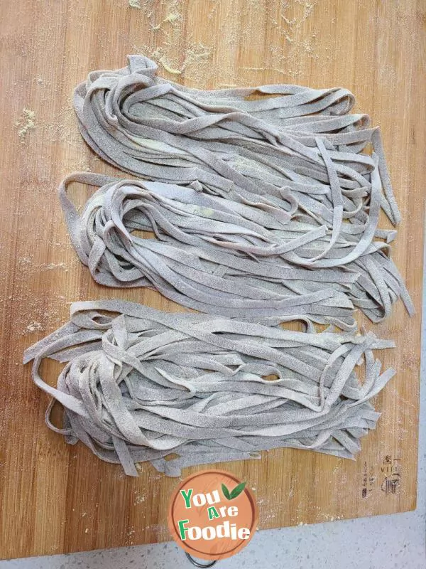 Braised Noodles with Coarse Grains and Black Beans