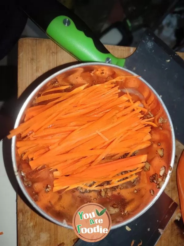 Shredded carrot with garlic