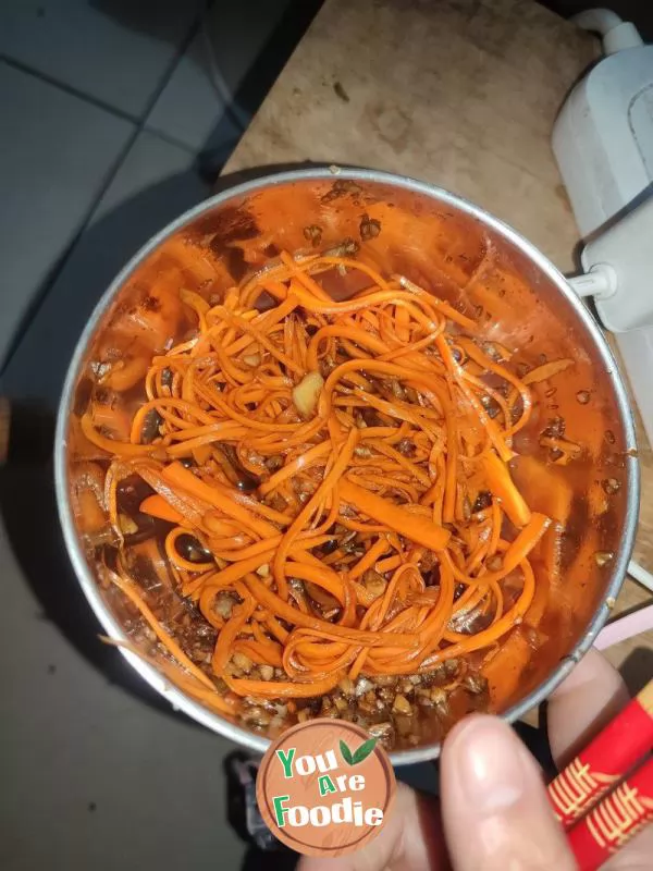 Shredded carrot with garlic