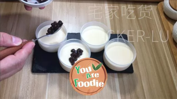 Caramel milk jelly pudding, full of milk aroma and rich caramel aroma intertwined, one bite satisfied.