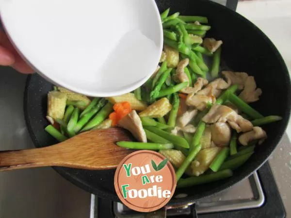 Fried chicken slices with bamboo shoots