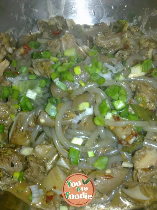 Fried vermicelli with crispy bones