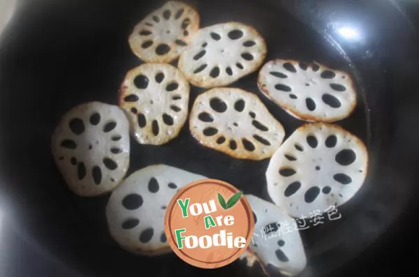 Boiled lotus root slices in Beijing sauce