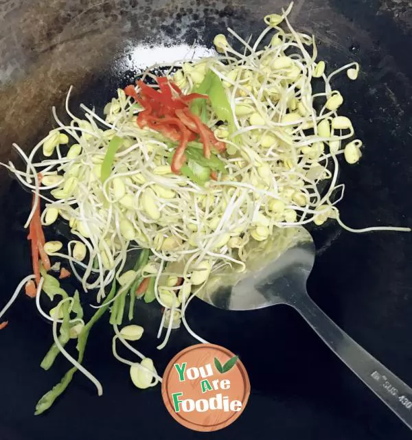 Stir fried bean sprouts with chili