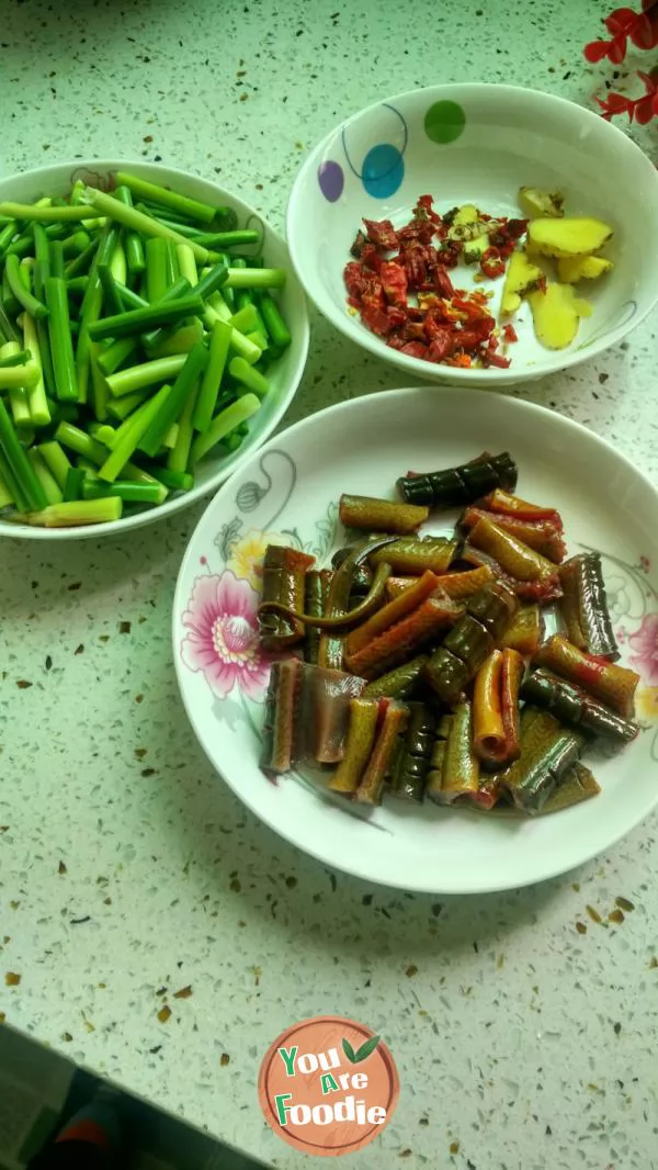 Fried eel with garlic