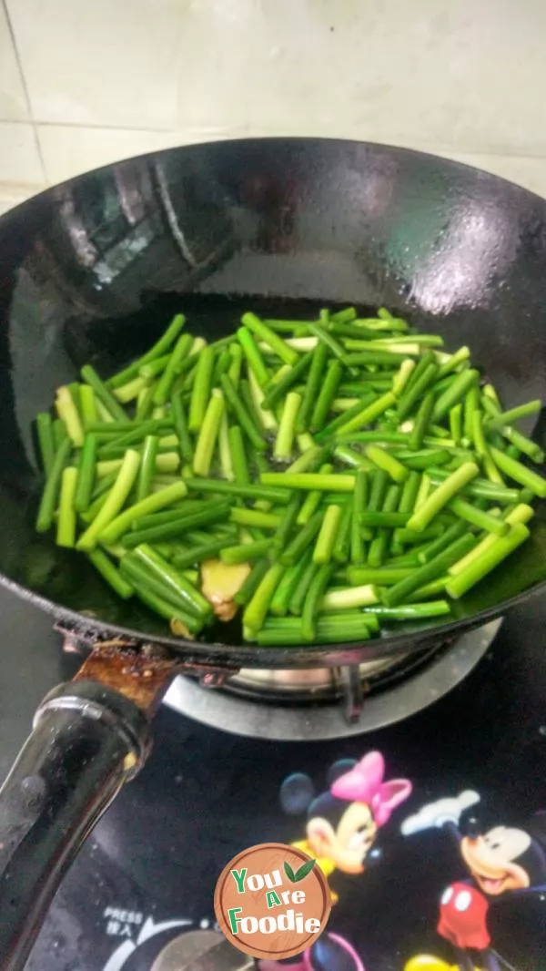 Fried eel with garlic