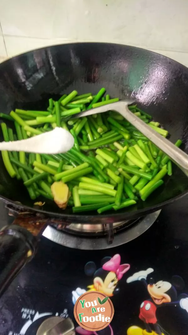 Fried eel with garlic