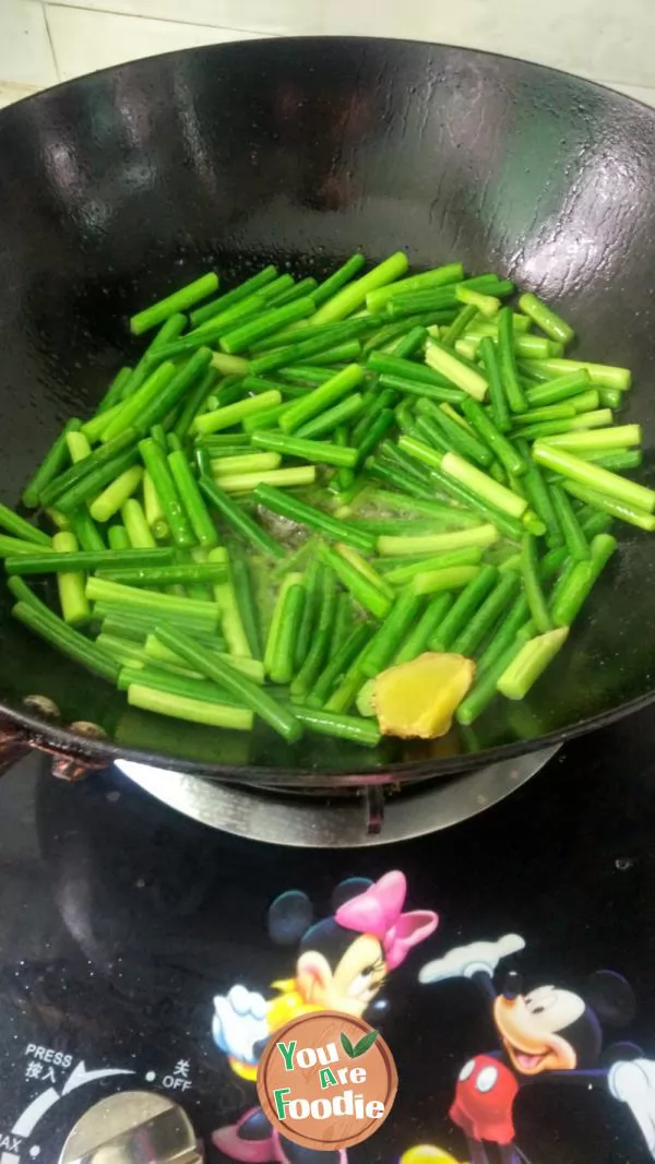 Fried eel with garlic