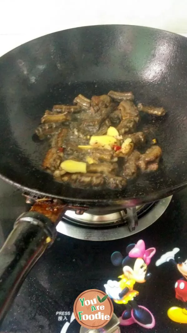 Fried eel with garlic