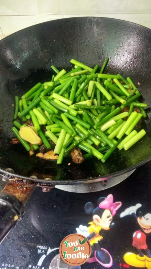 Fried eel with garlic