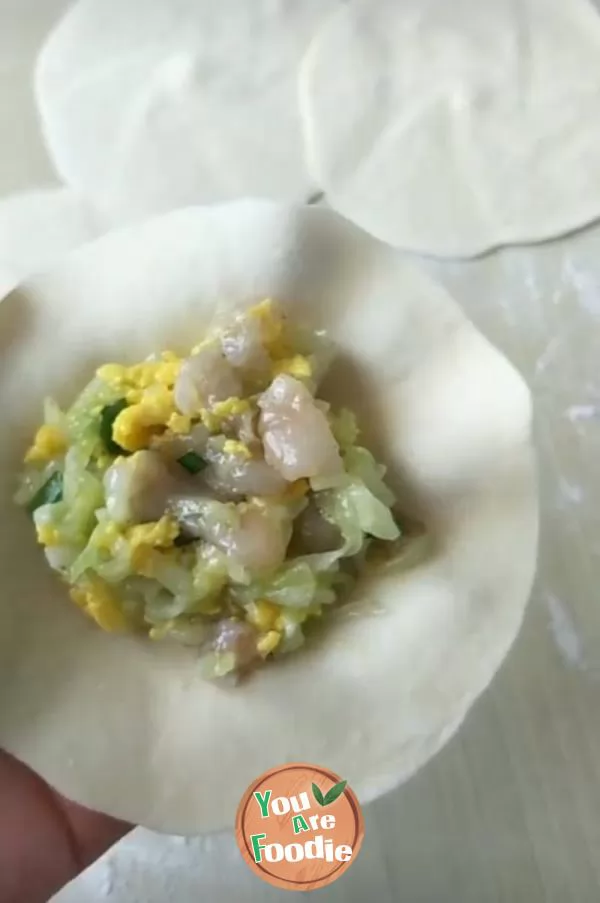 Steamed buns stuffed with cucumber and eggs