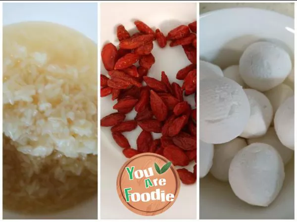 Steamed glutinous rice balls with Poria cocos powder