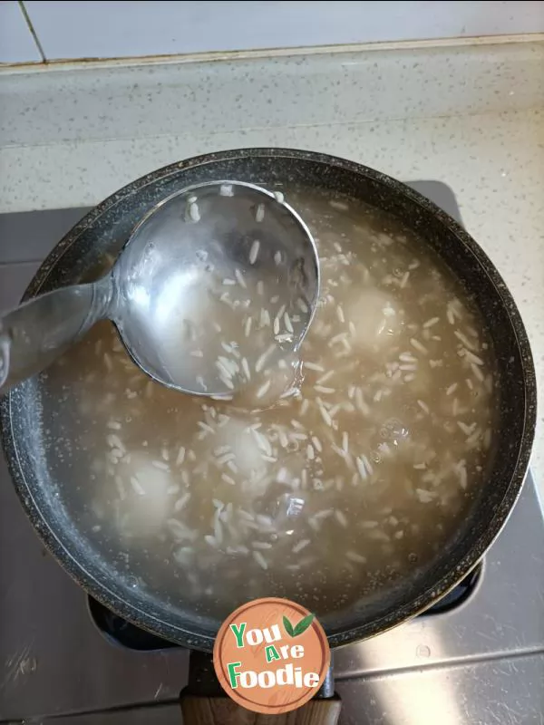 Steamed glutinous rice balls with Poria cocos powder