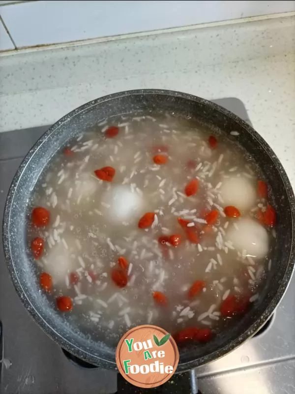 Steamed glutinous rice balls with Poria cocos powder