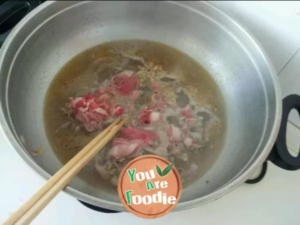 Fried beef with golden needle in sour soup