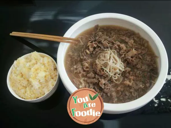 Fried beef with golden needle in sour soup