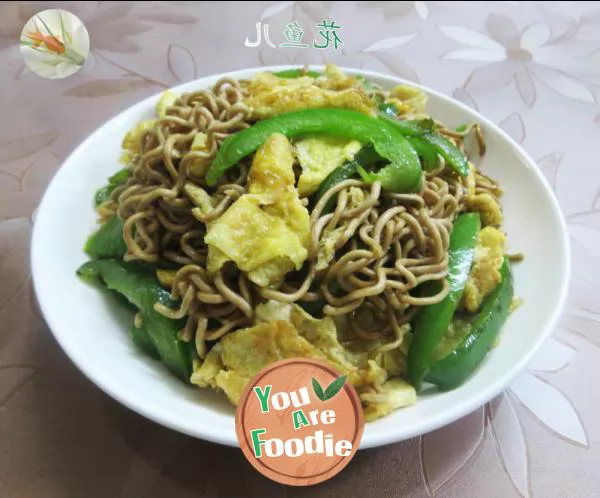 Fried buckwheat noodles with persimmon pepper and eggs