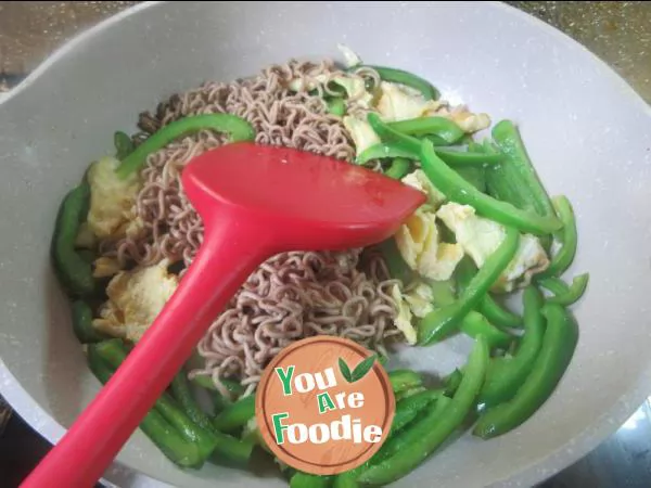 Fried buckwheat noodles with persimmon pepper and eggs