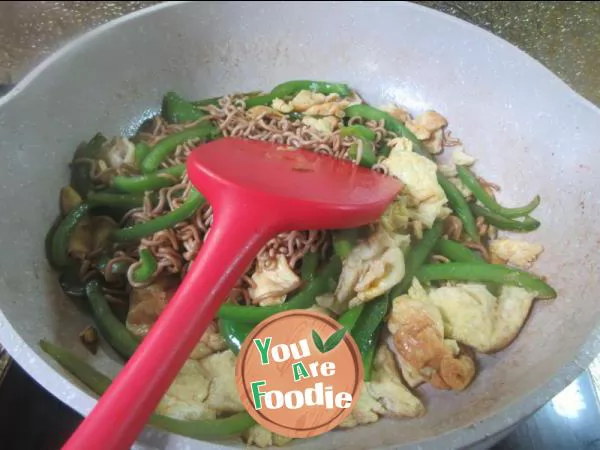 Fried buckwheat noodles with persimmon pepper and eggs