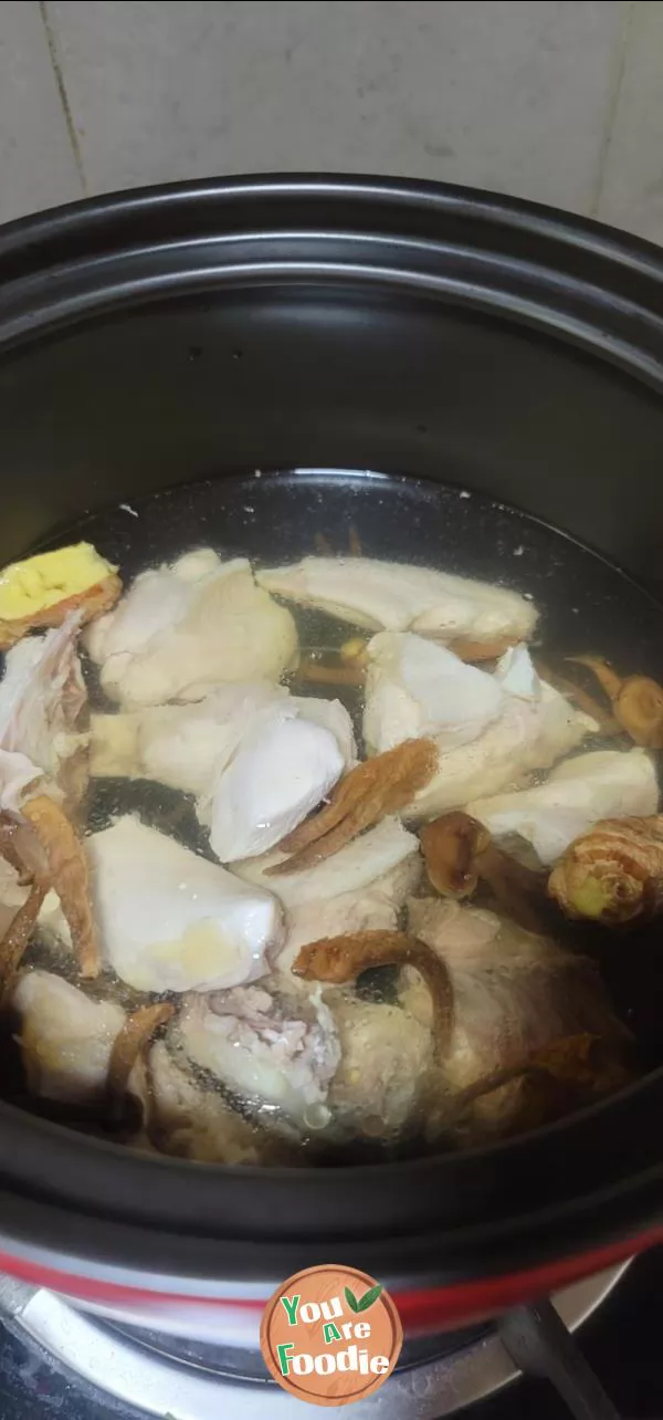 Stewed chicken soup with bamboo fungus and deer antler mushroom