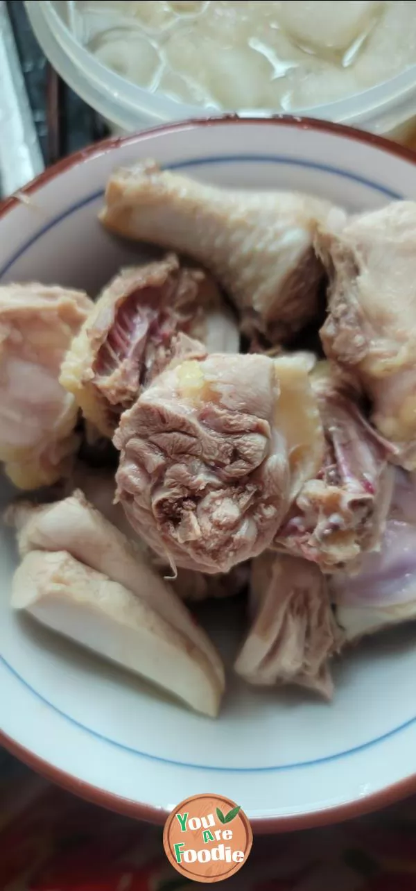 Stewed chicken soup with bamboo fungus and deer antler mushroom