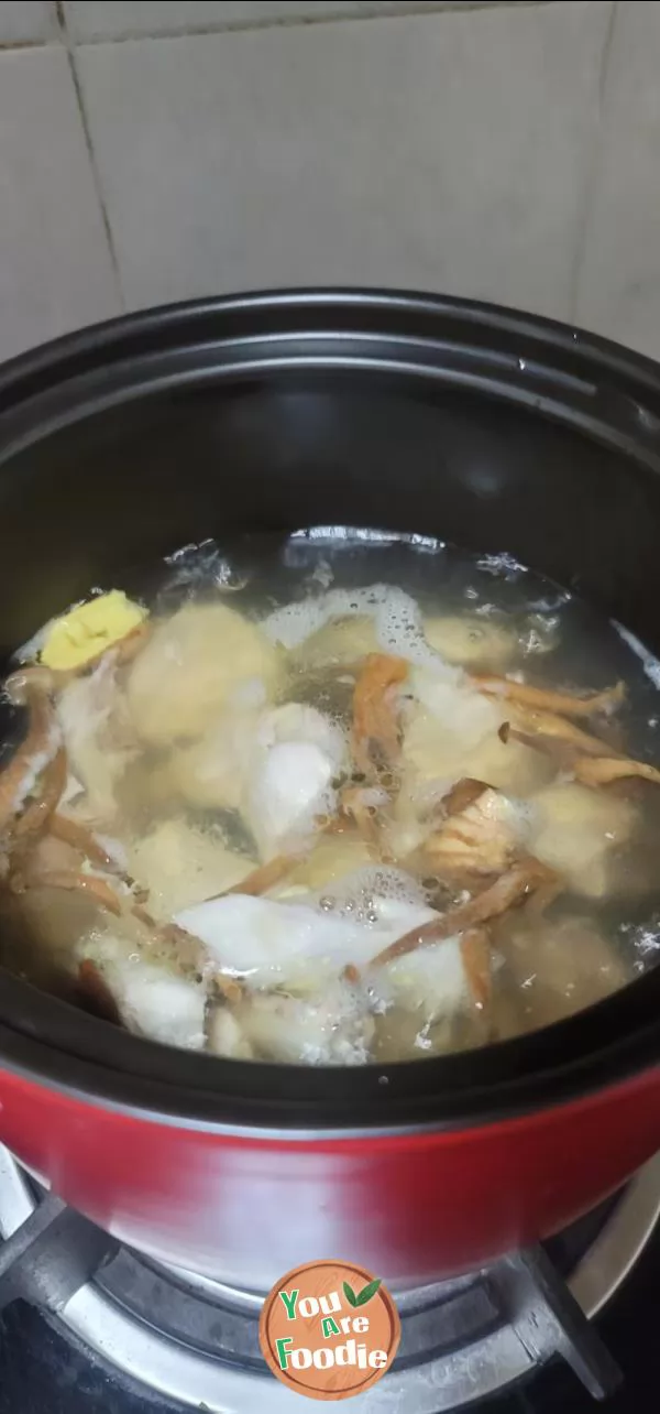 Stewed chicken soup with bamboo fungus and deer antler mushroom