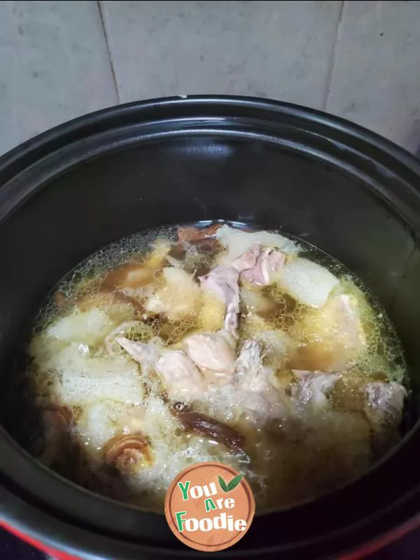 Stewed chicken soup with bamboo fungus and deer antler mushroom