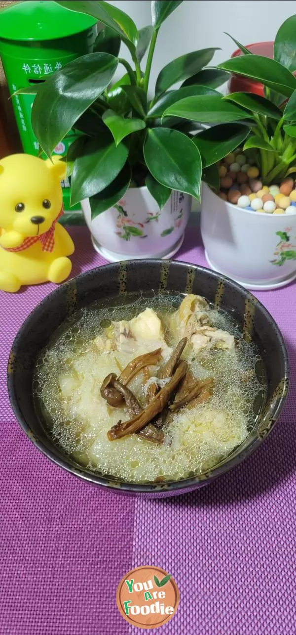 Stewed chicken soup with bamboo fungus and deer antler mushroom