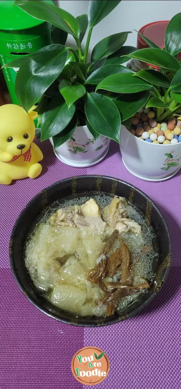 Stewed chicken soup with bamboo fungus and deer antler mushroom