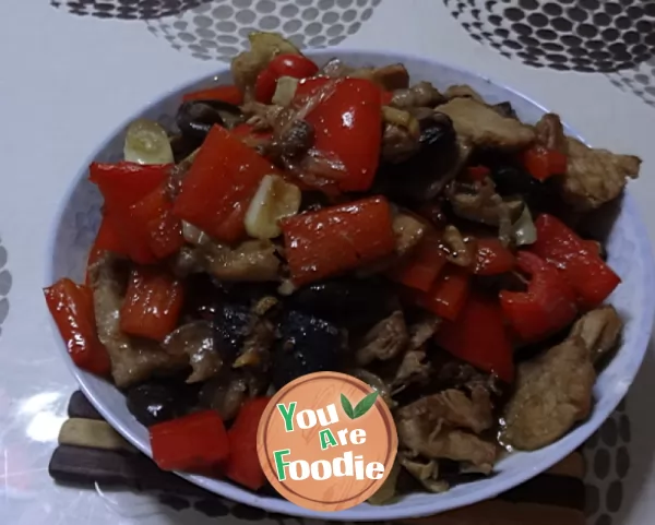 Fried pork slices with mushrooms and red pepper